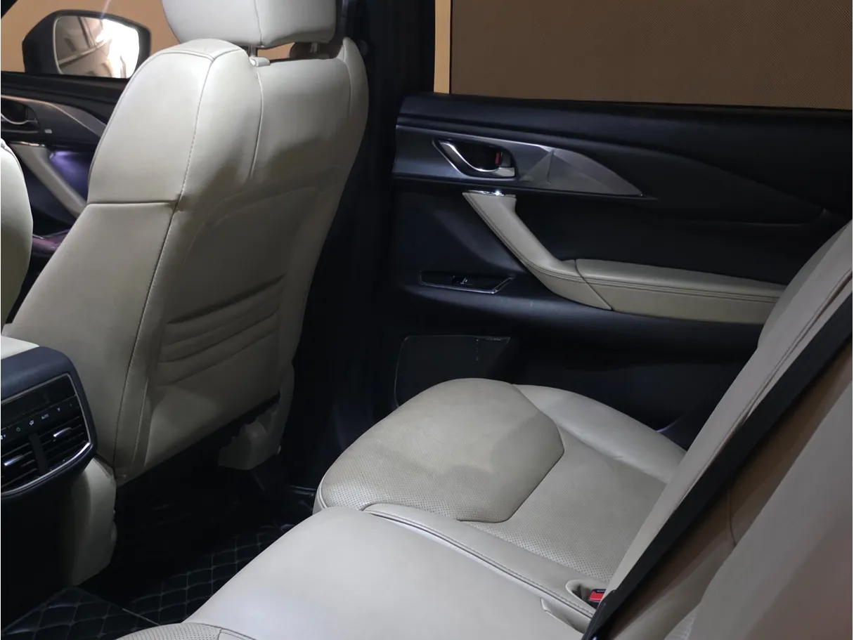 Car image 12