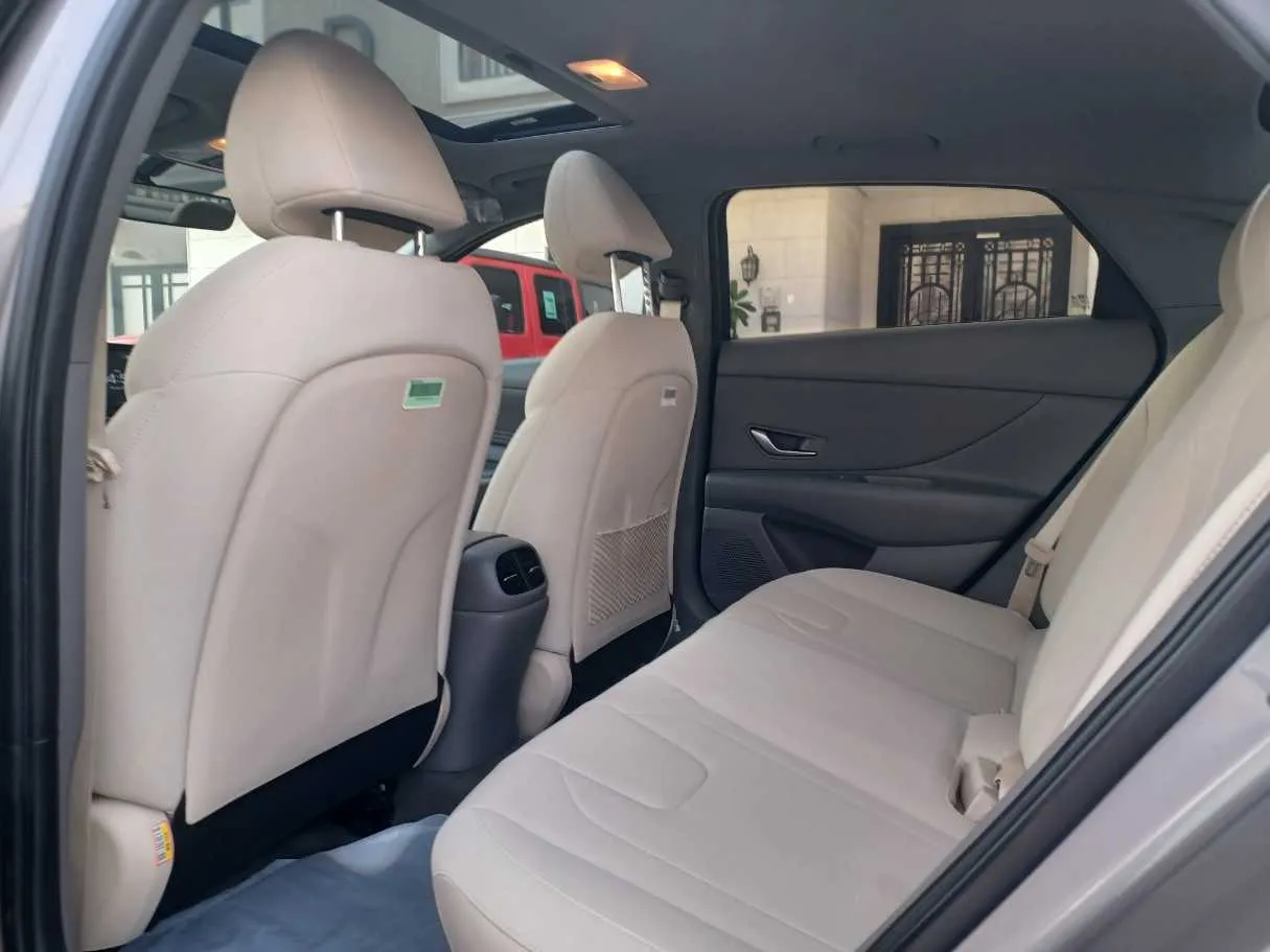 Car image 16