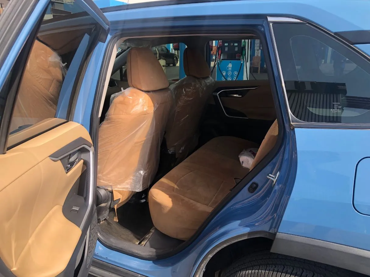 Car image 14
