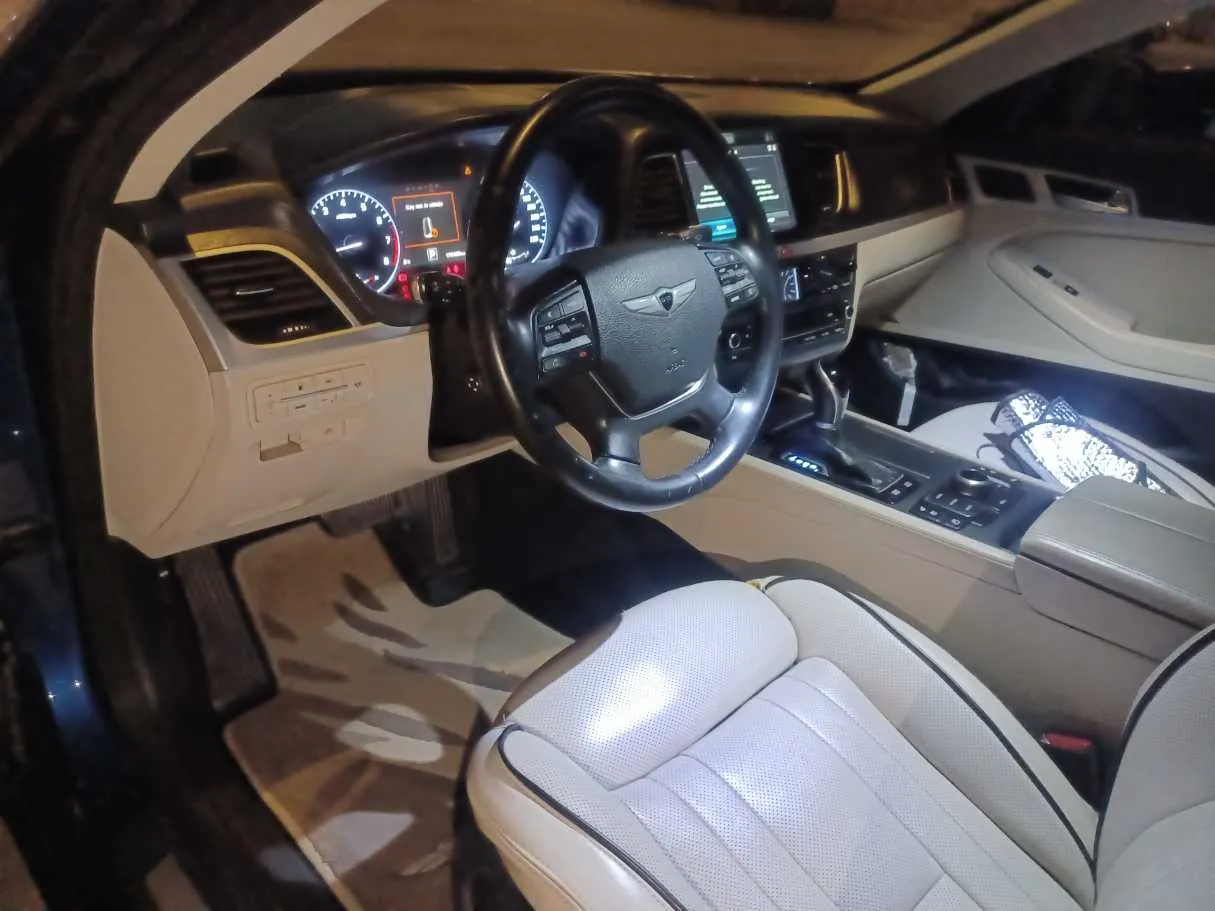 Car image 11