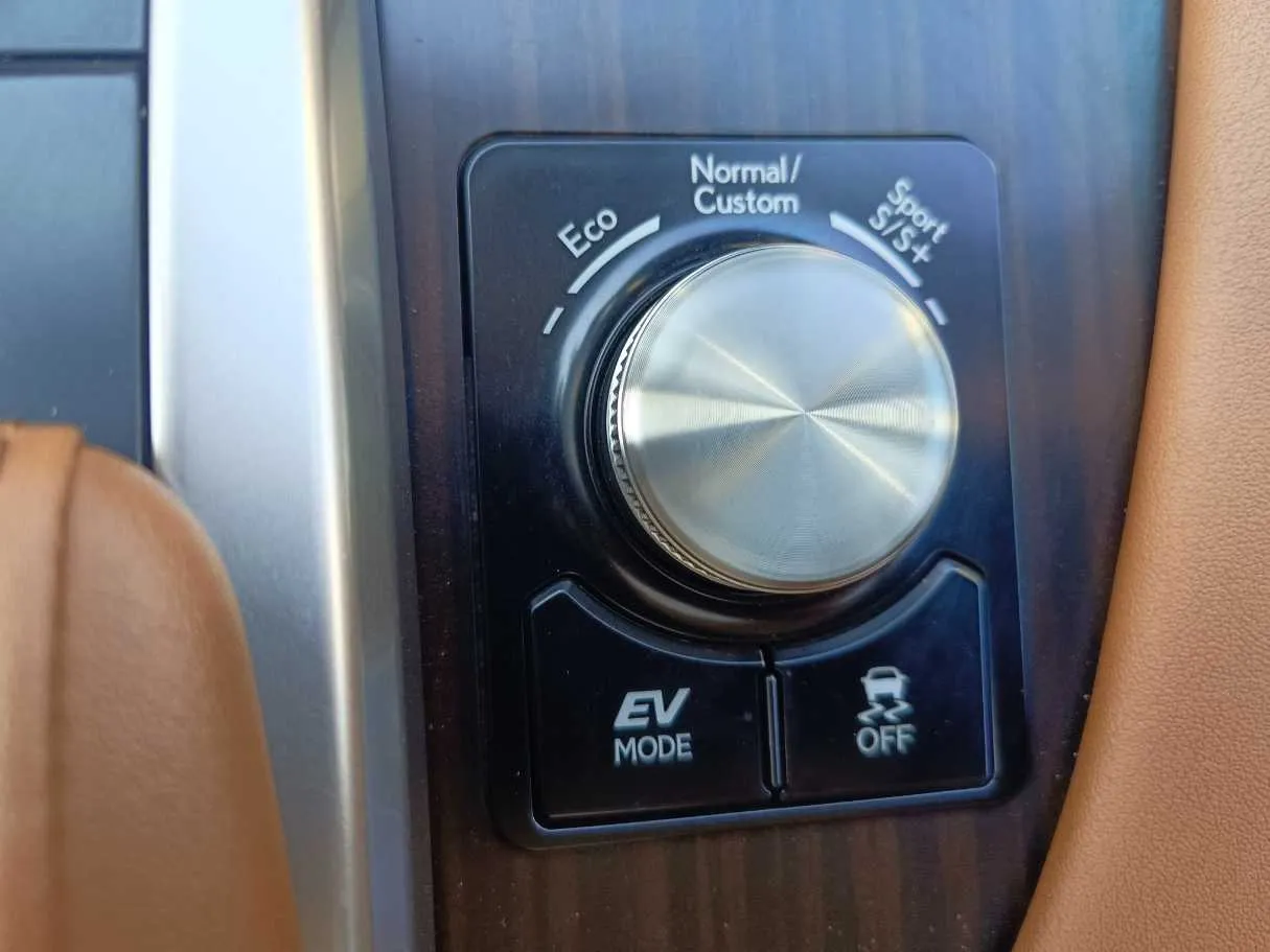 Car image 25