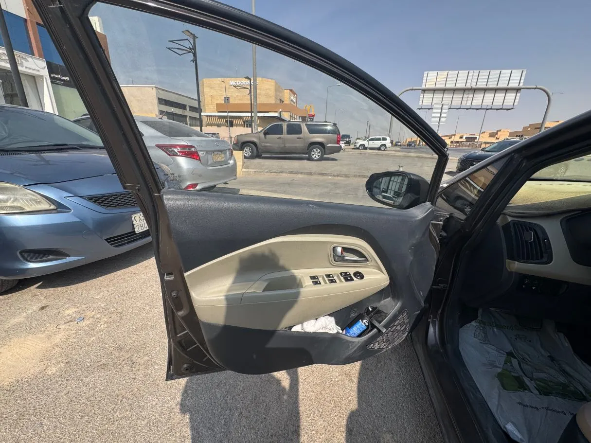 Car image 9