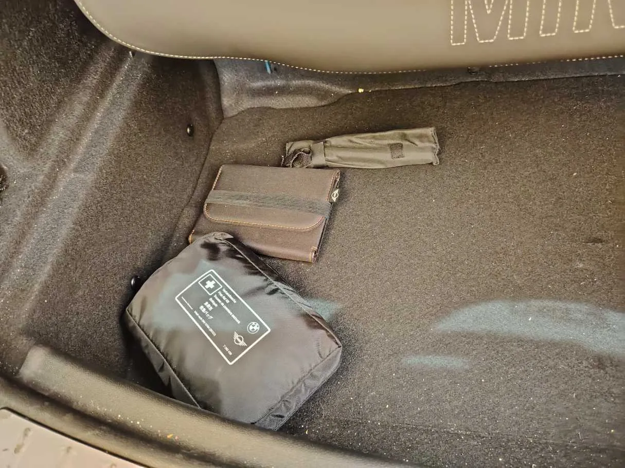 Car image 32