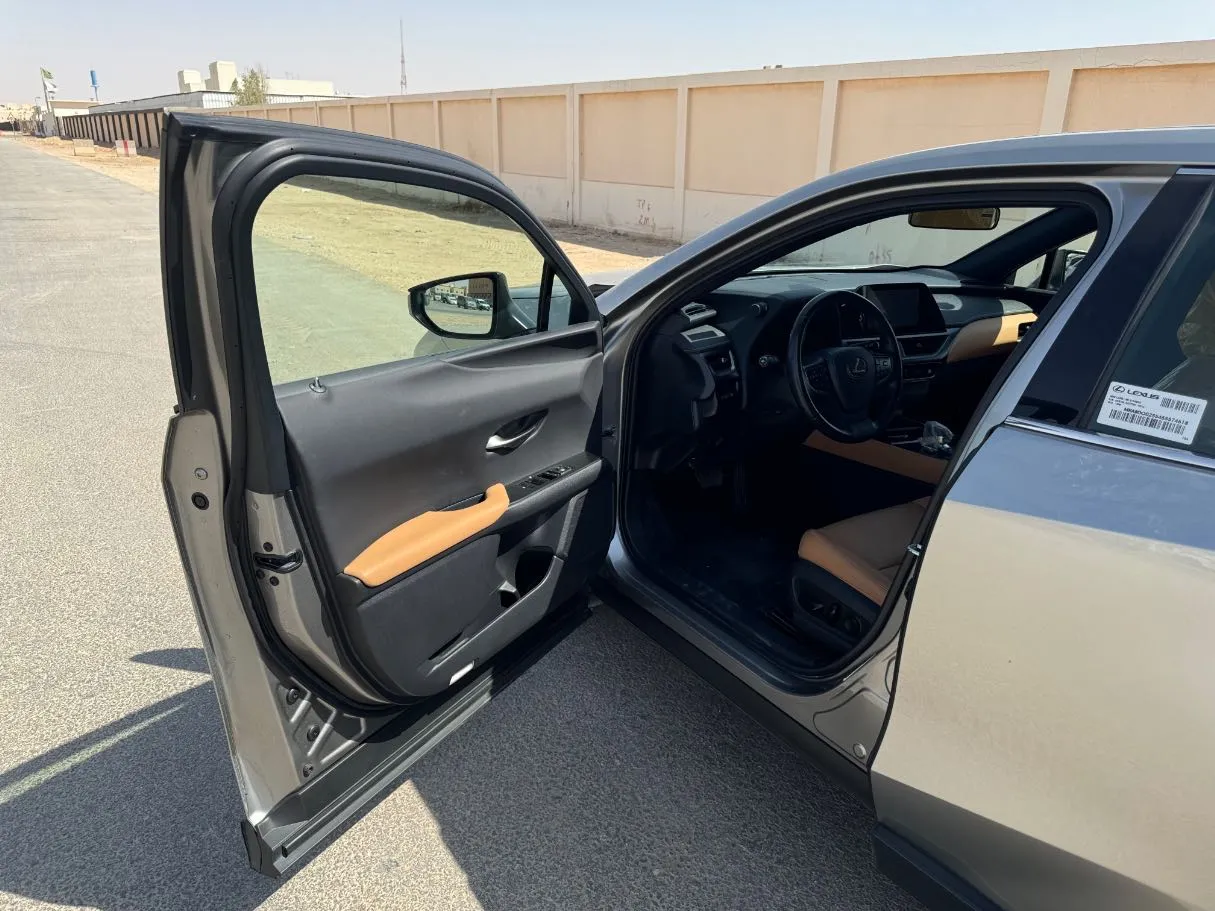 Car image 10