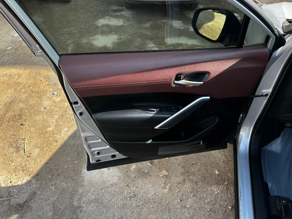 Car image 11