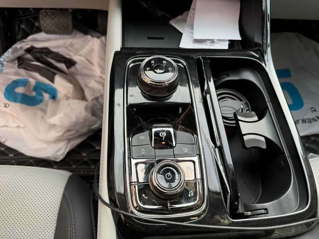 Car image 18