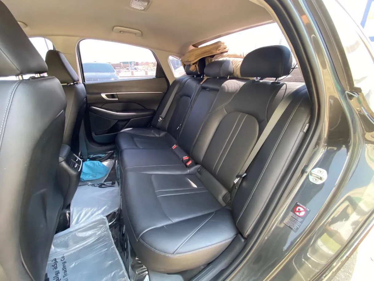 Car image 13