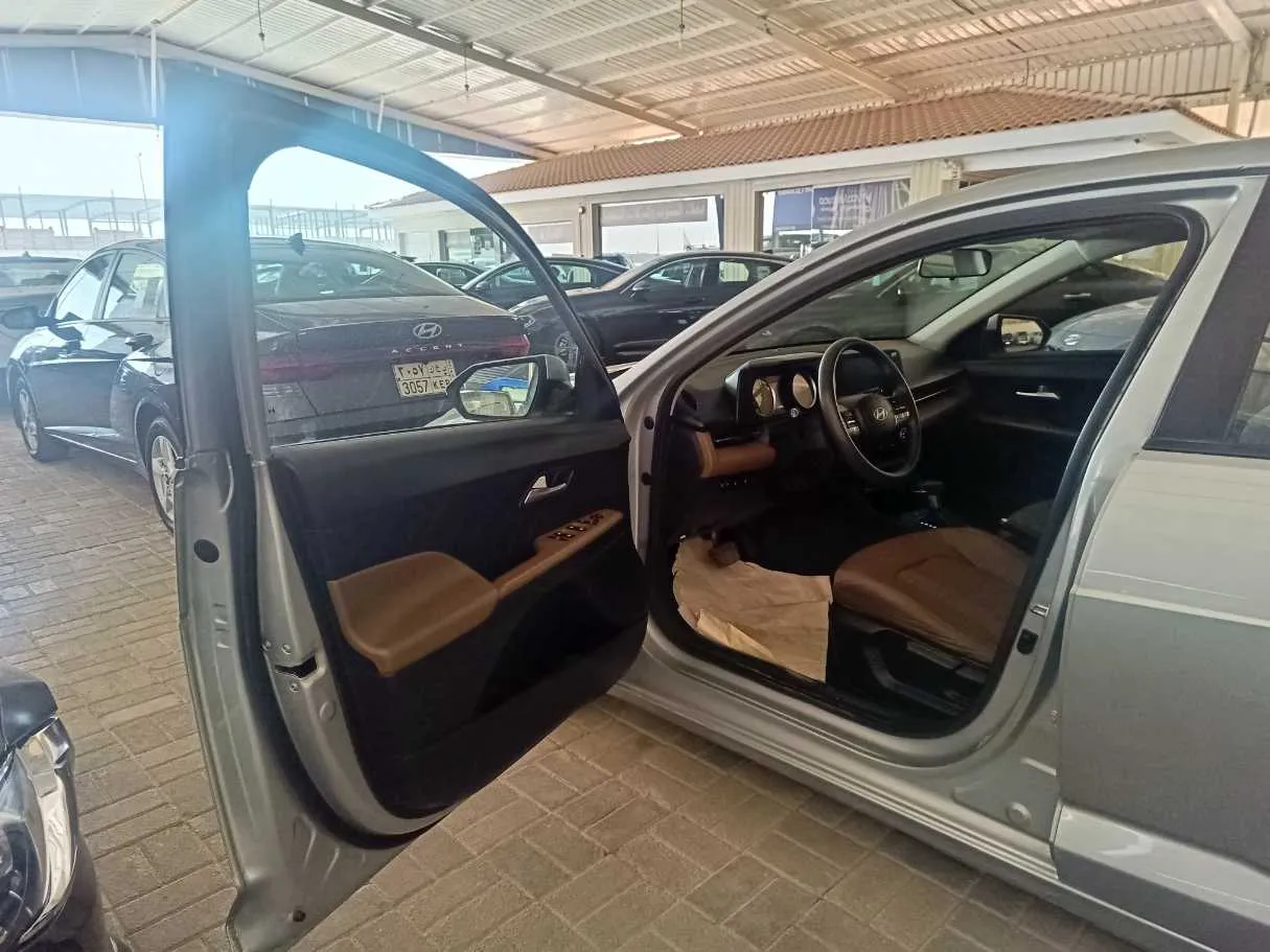 Car image 12