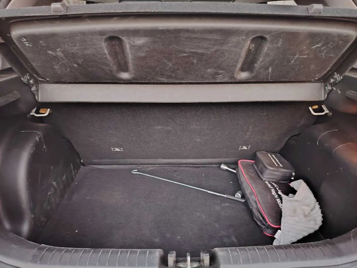 Car image 26