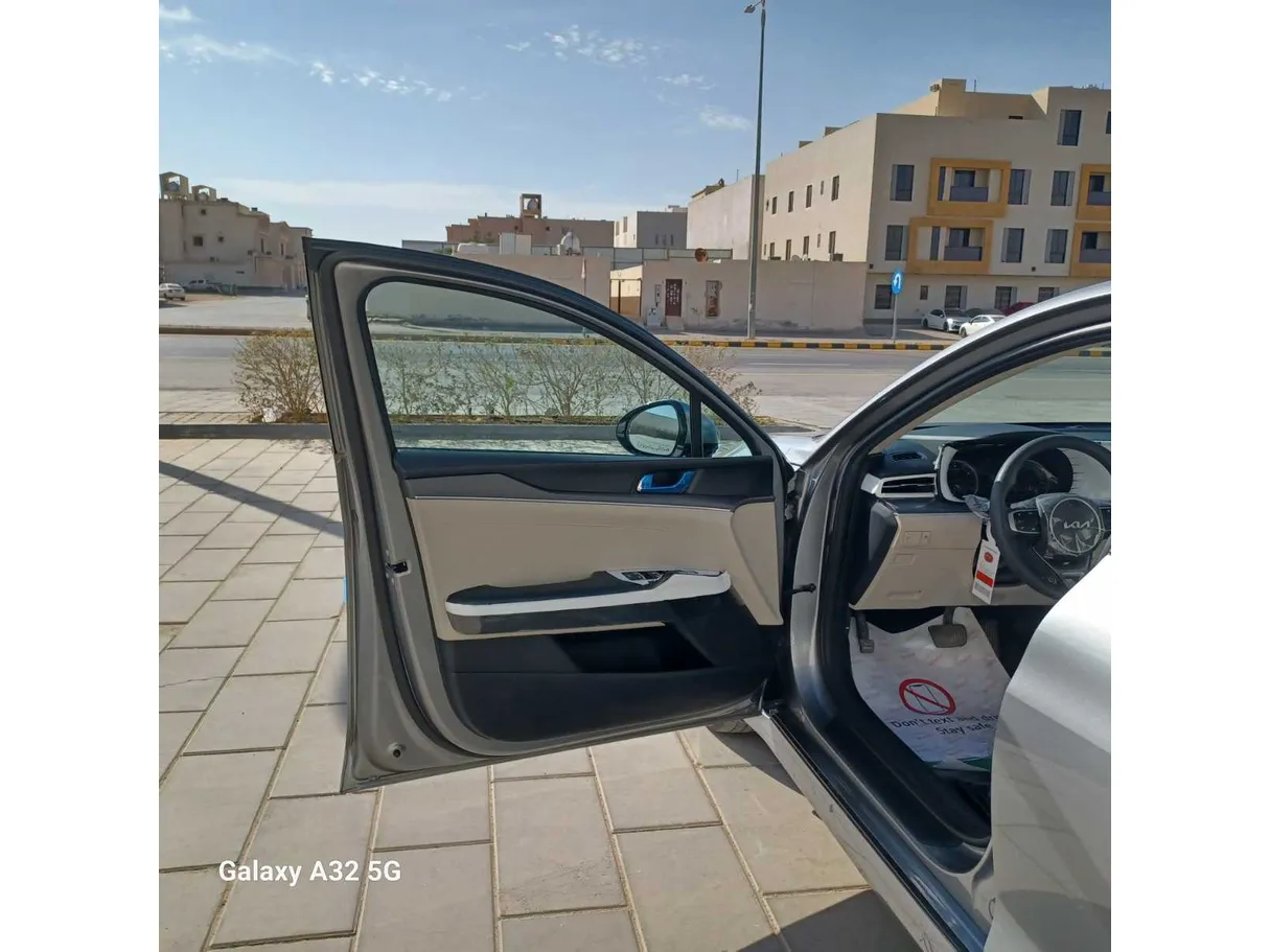 Car image 10