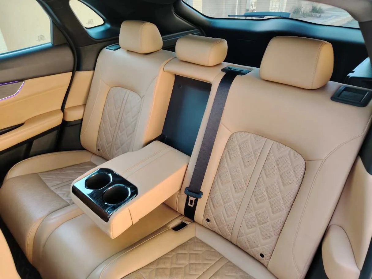 Car image 14