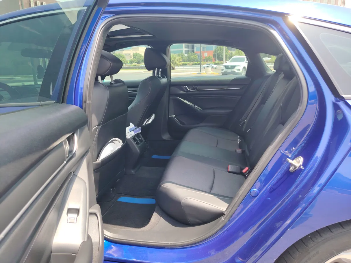 Car image 15