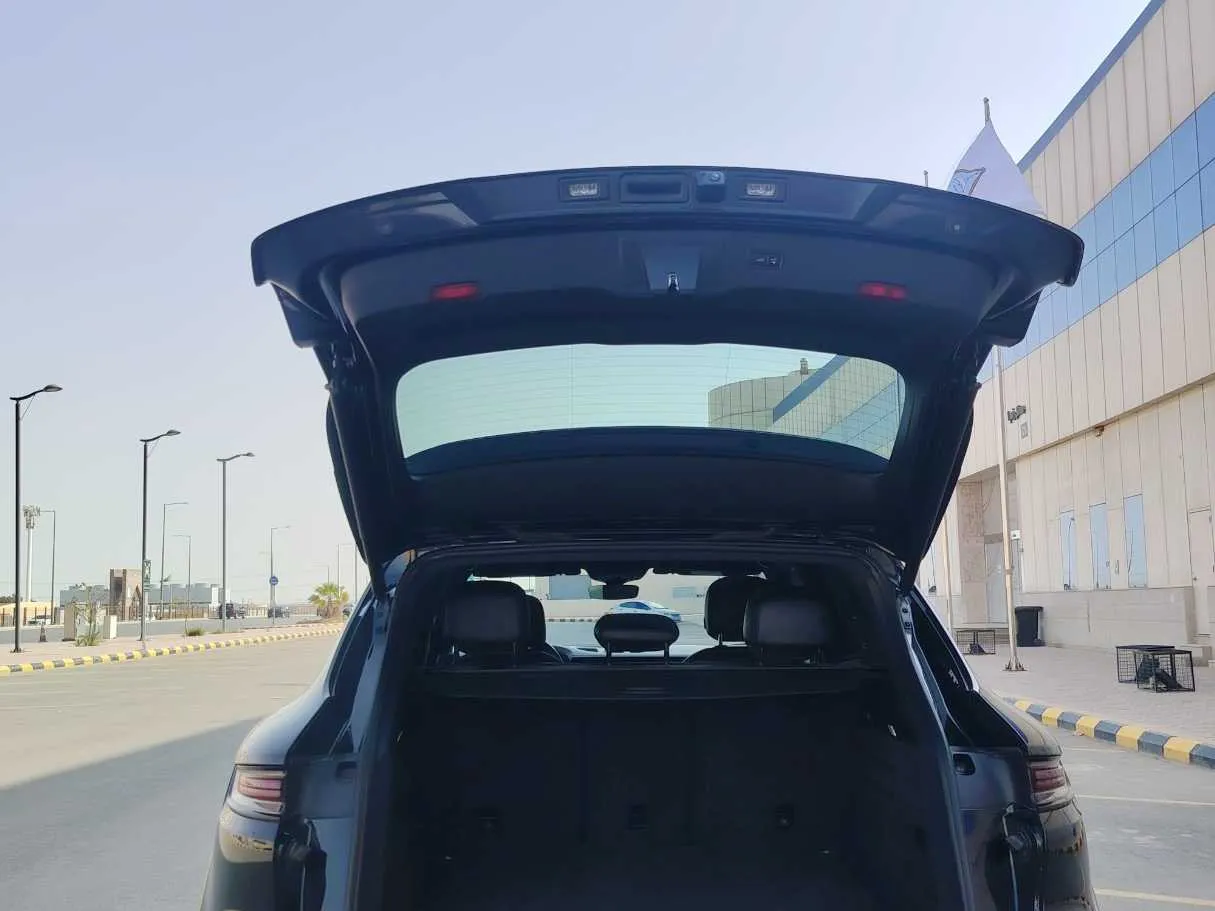 Car image 26