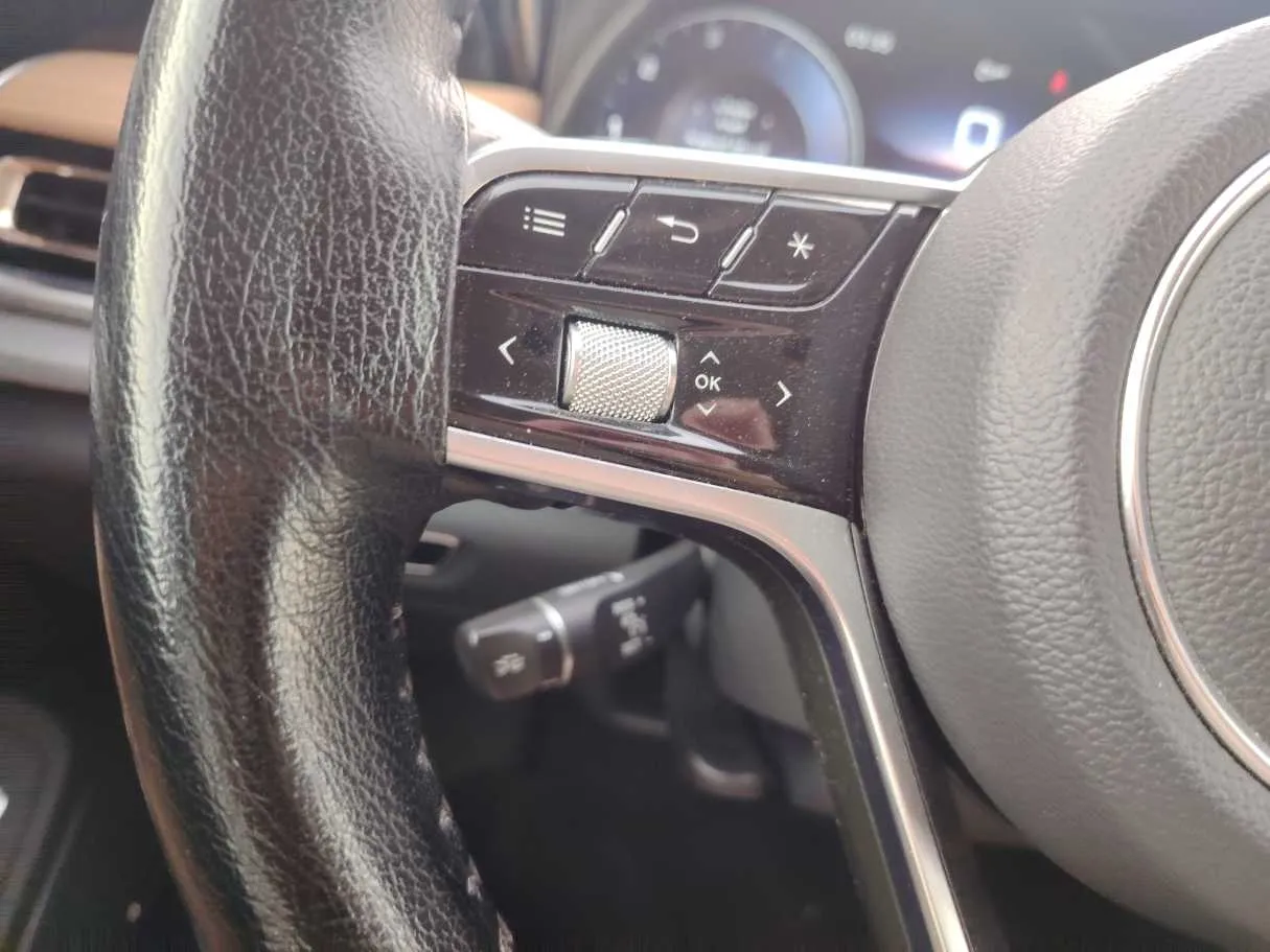 Car image 25