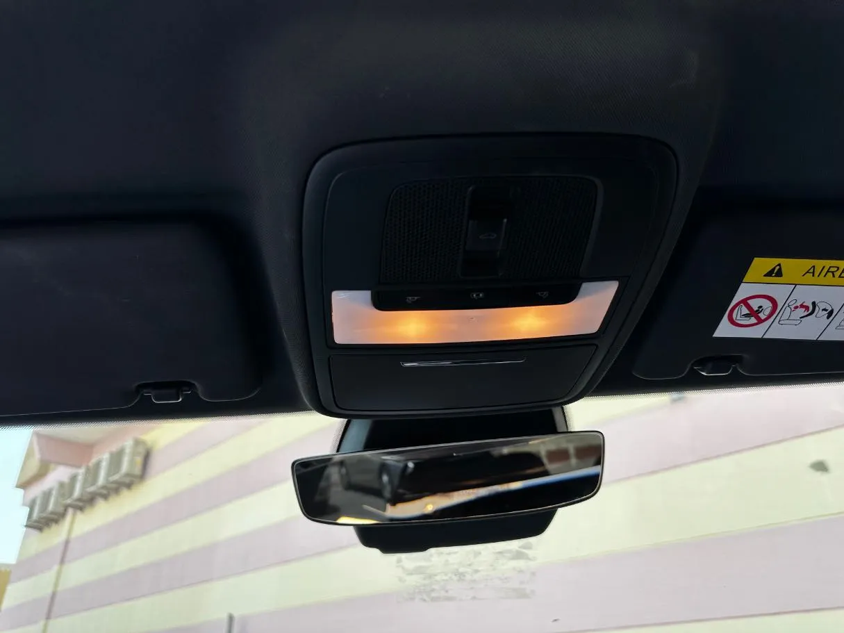 Car image 19