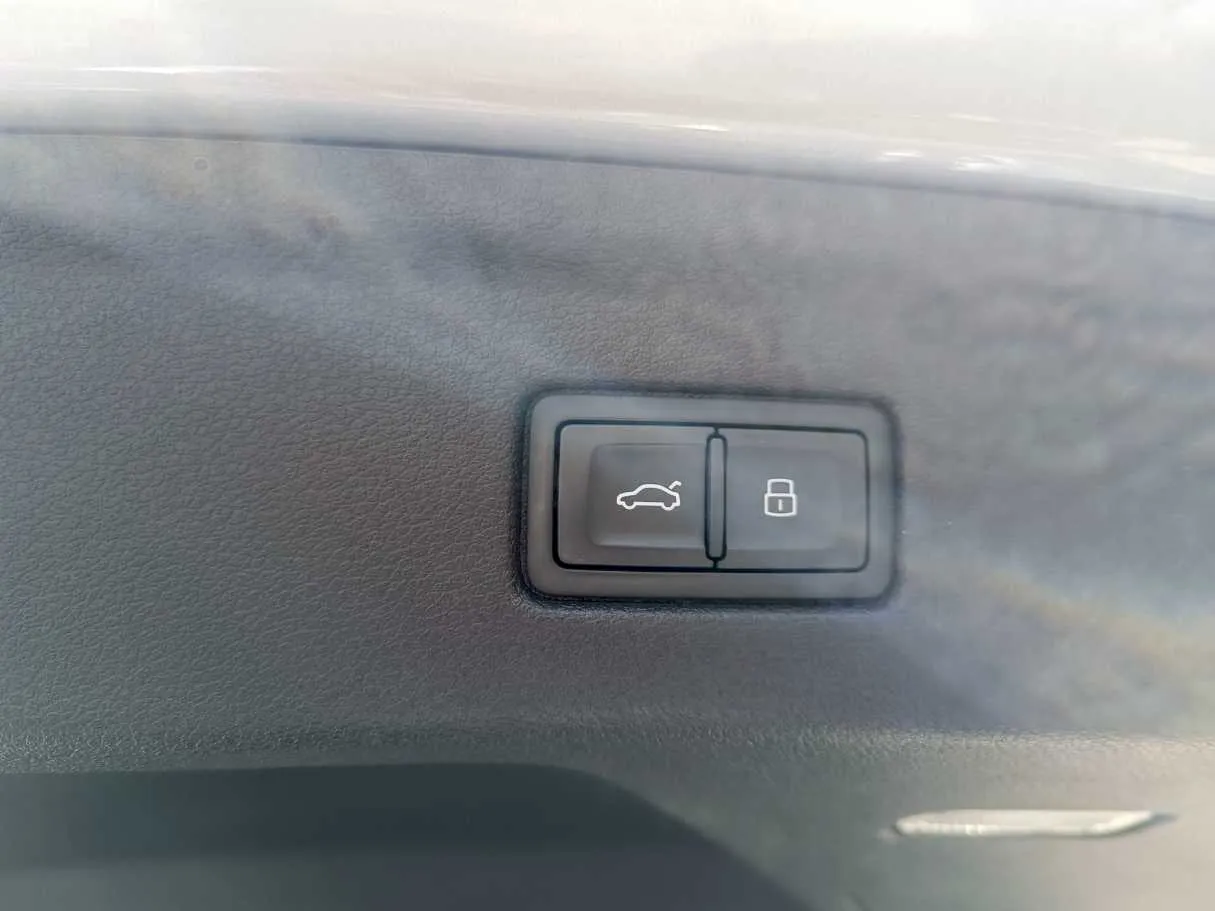 Car image 32