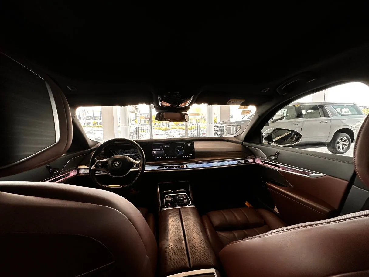 Car image 18