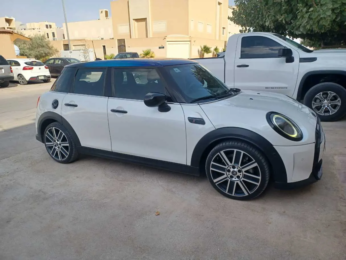 Car image 4