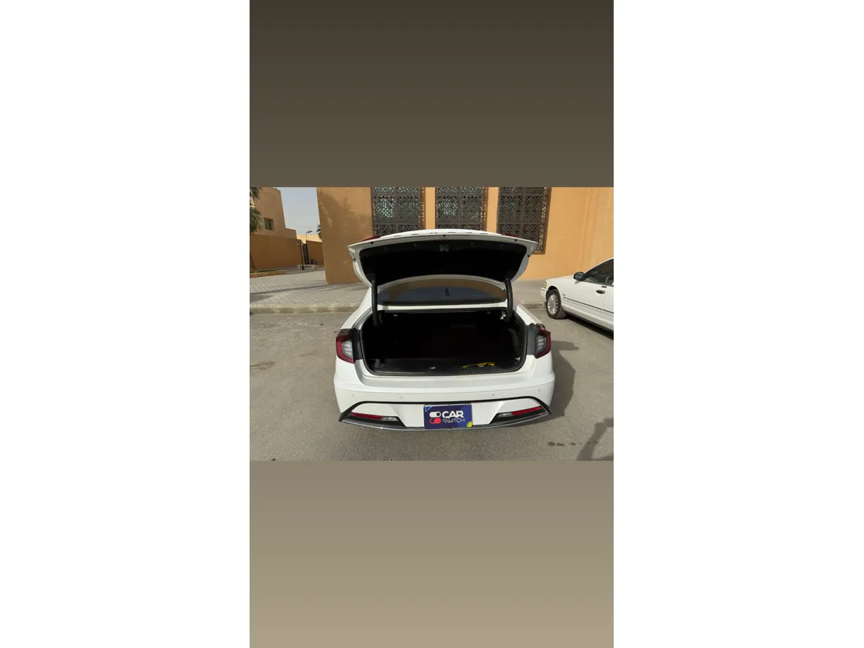 Car image 19