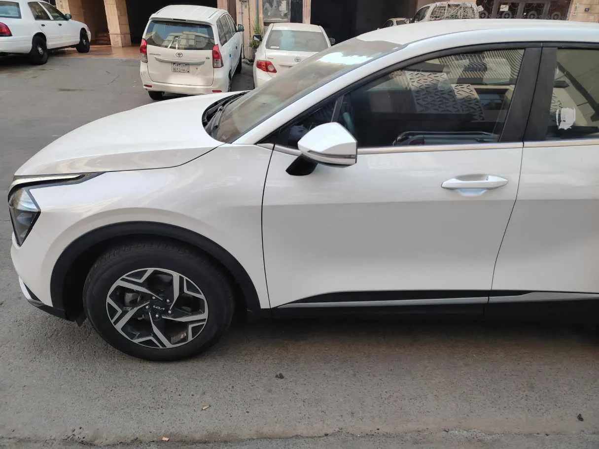 Car image 9