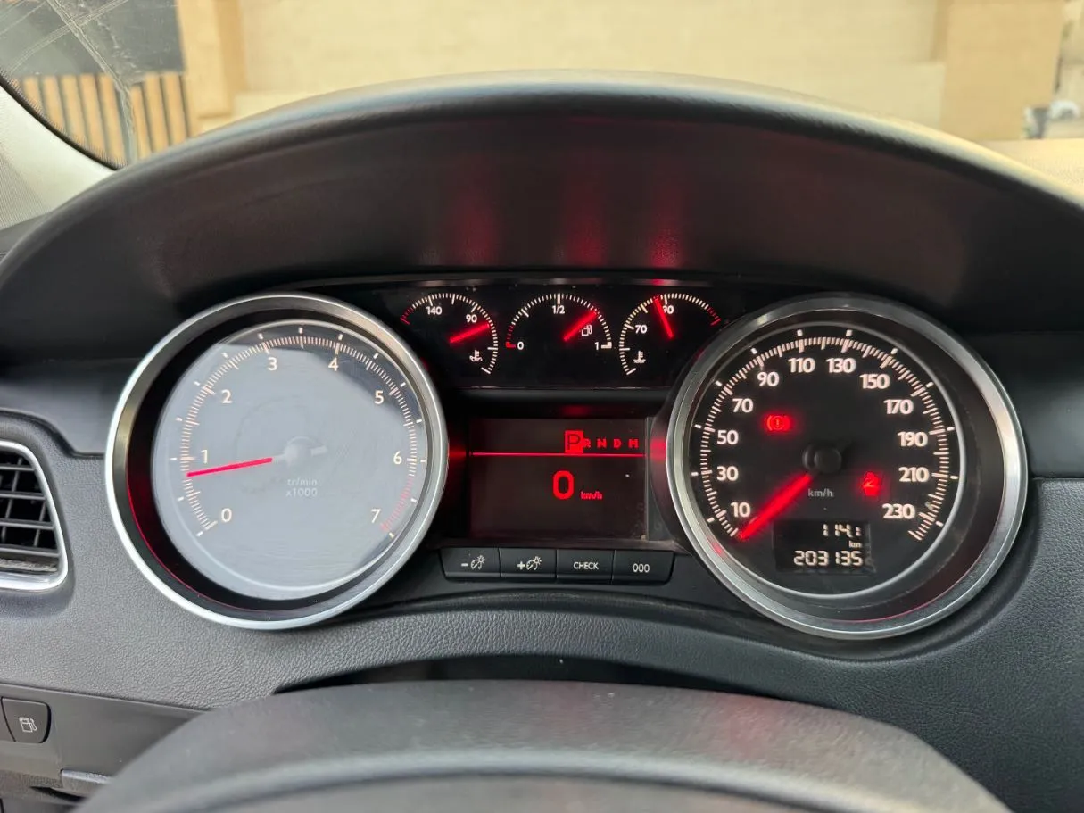 Car image 18