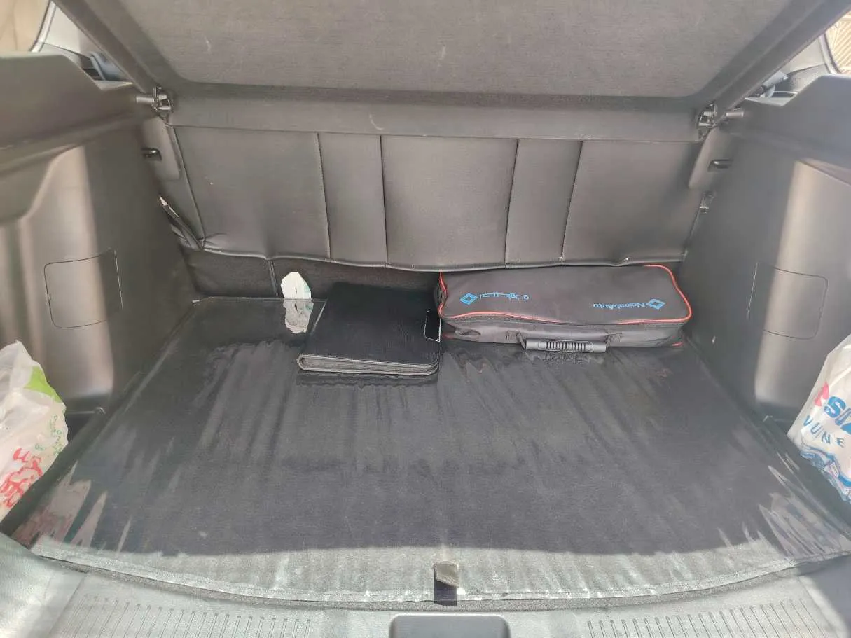 Car image 26