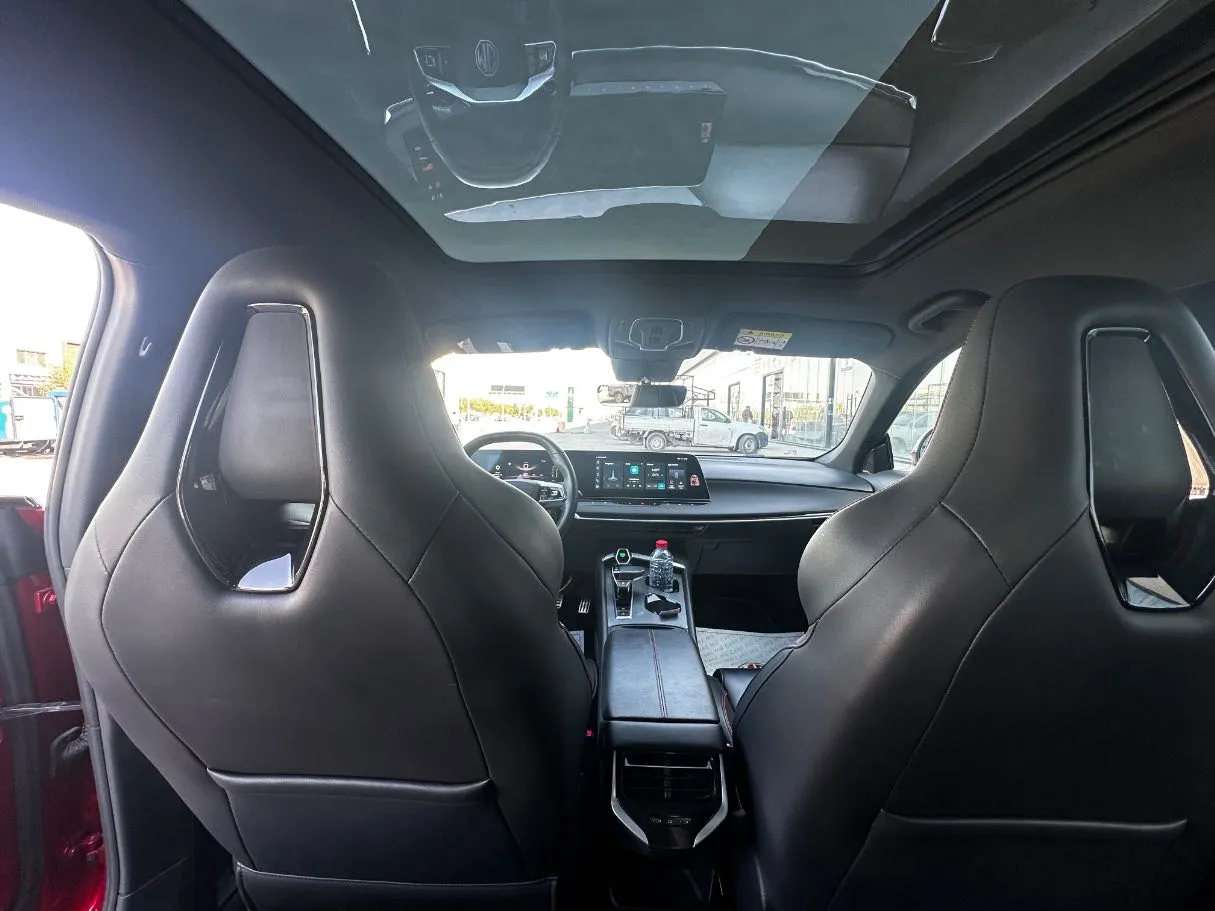 Car image 18