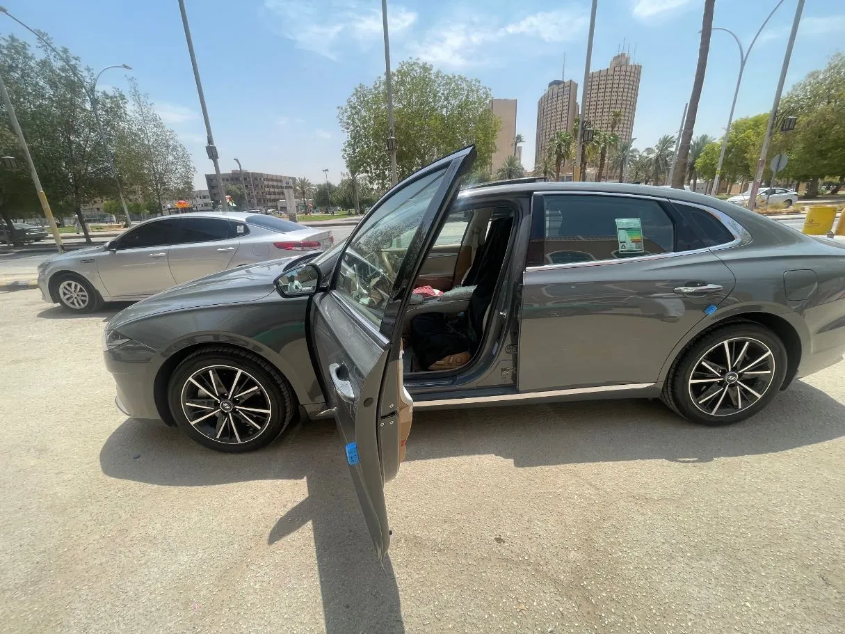 Car image 12