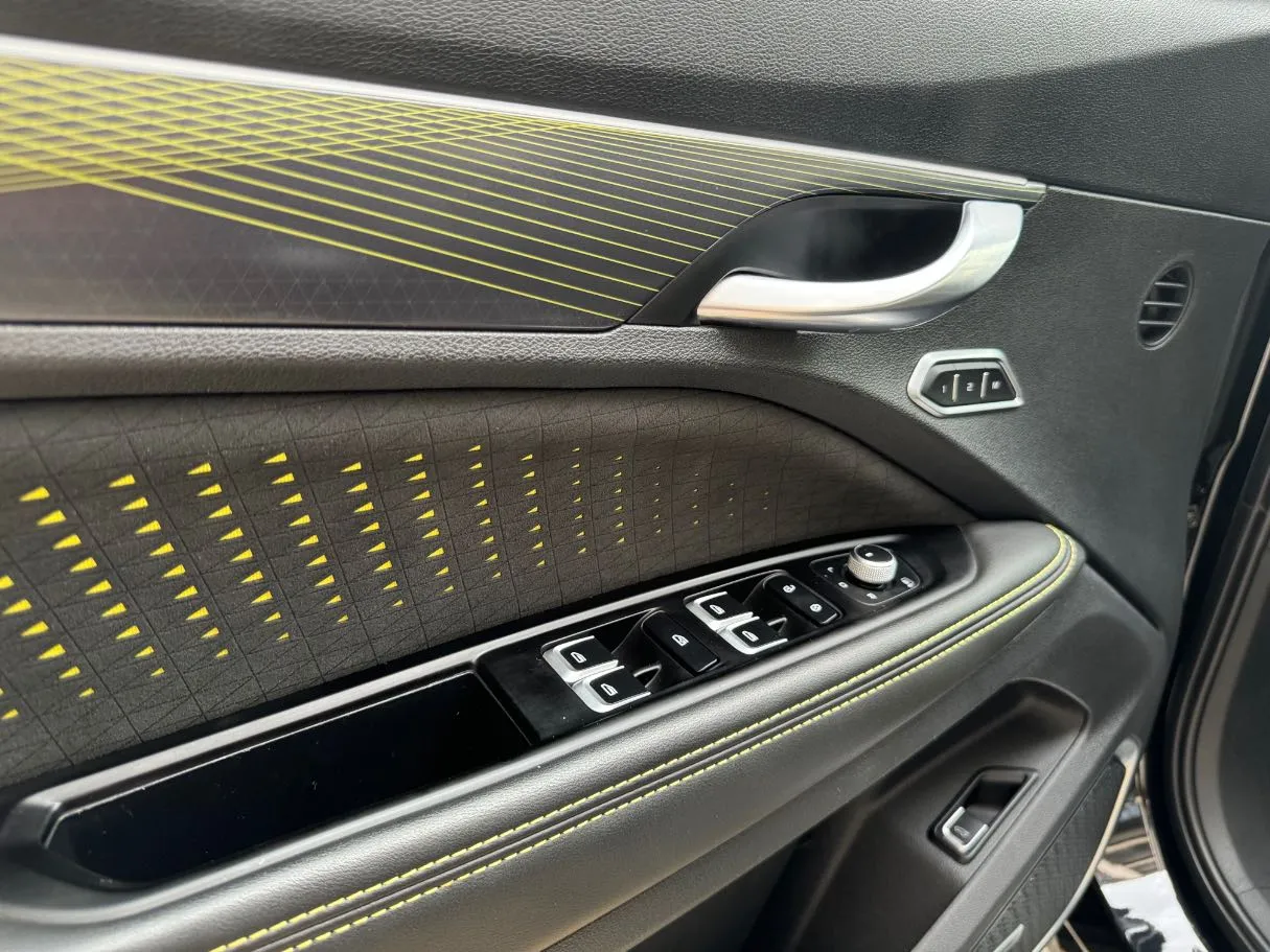 Car image 25