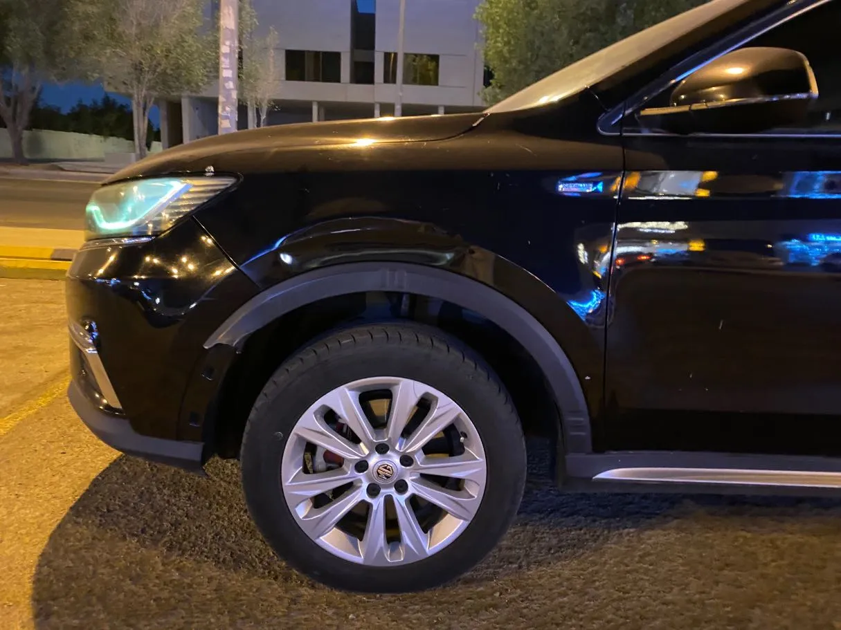 Car image 9