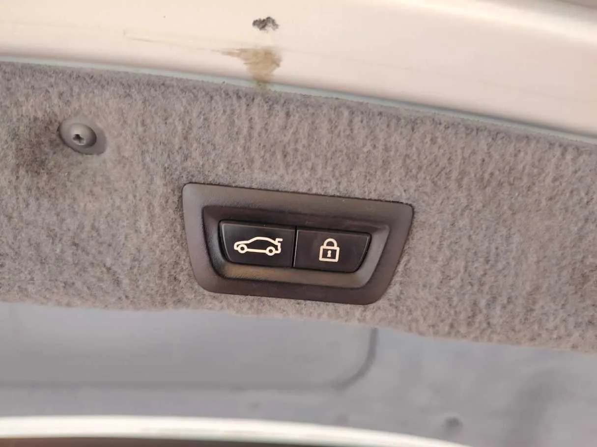 Car image 32