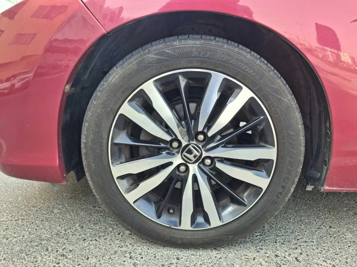 Car image 9