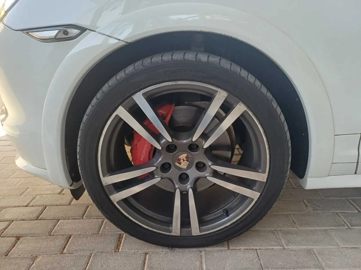 Car image 9