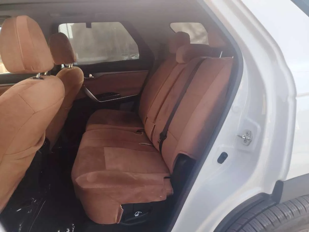 Car image 16