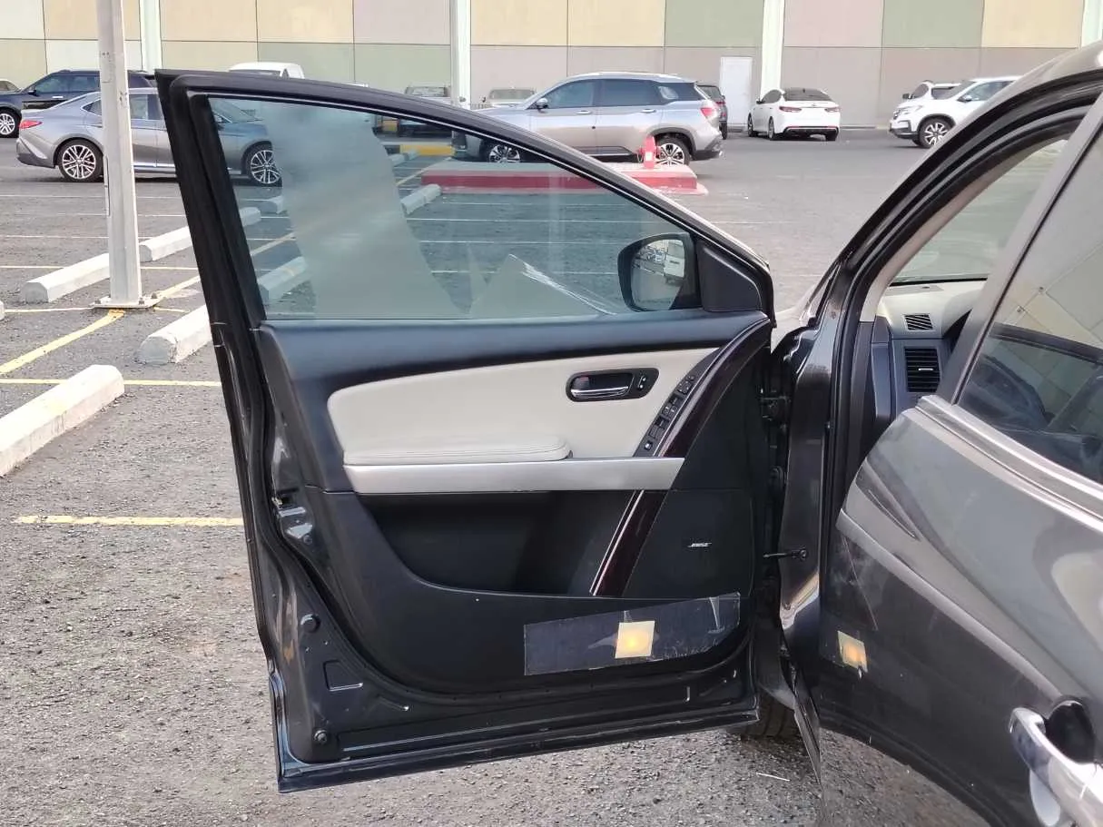 Car image 10