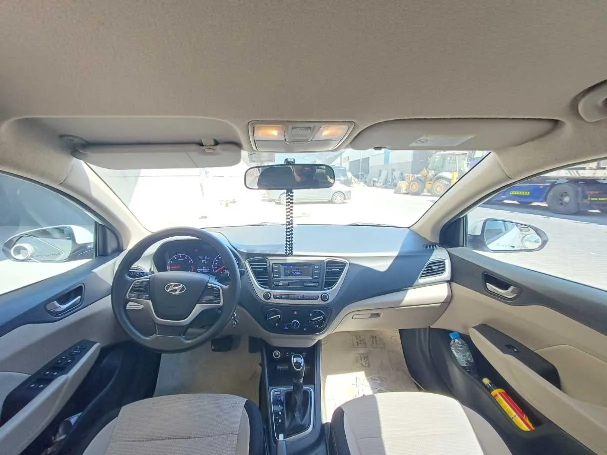 Car image 14