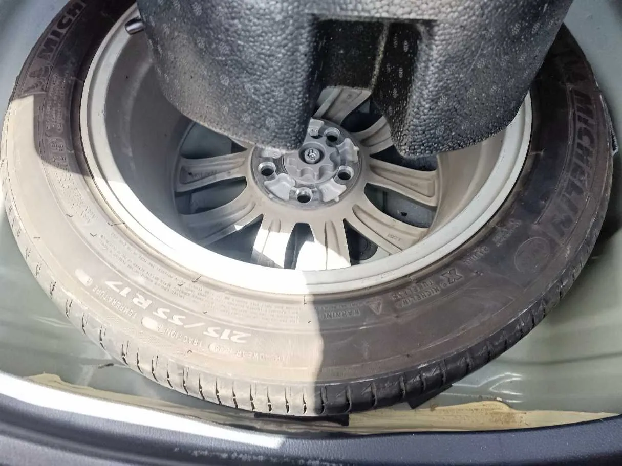 Car image 36