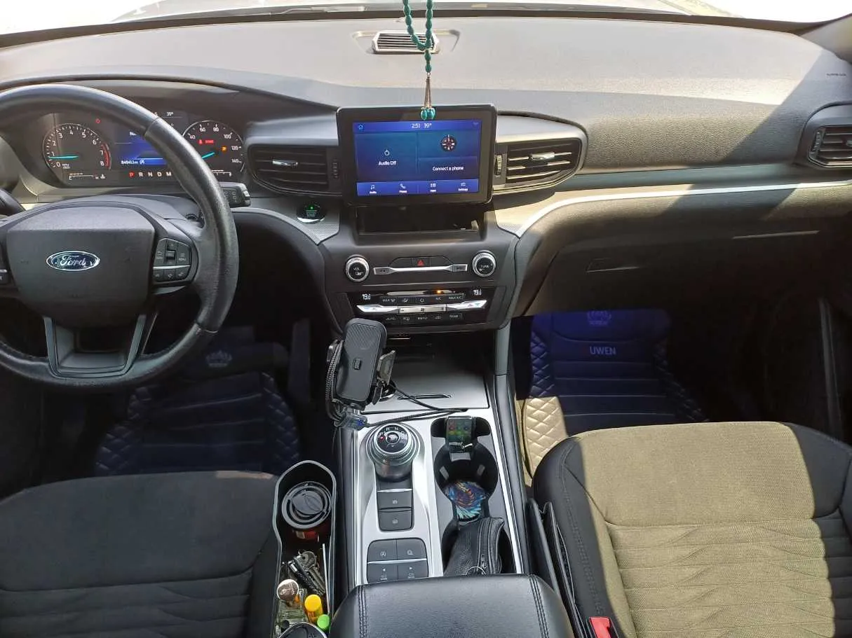 Car image 17