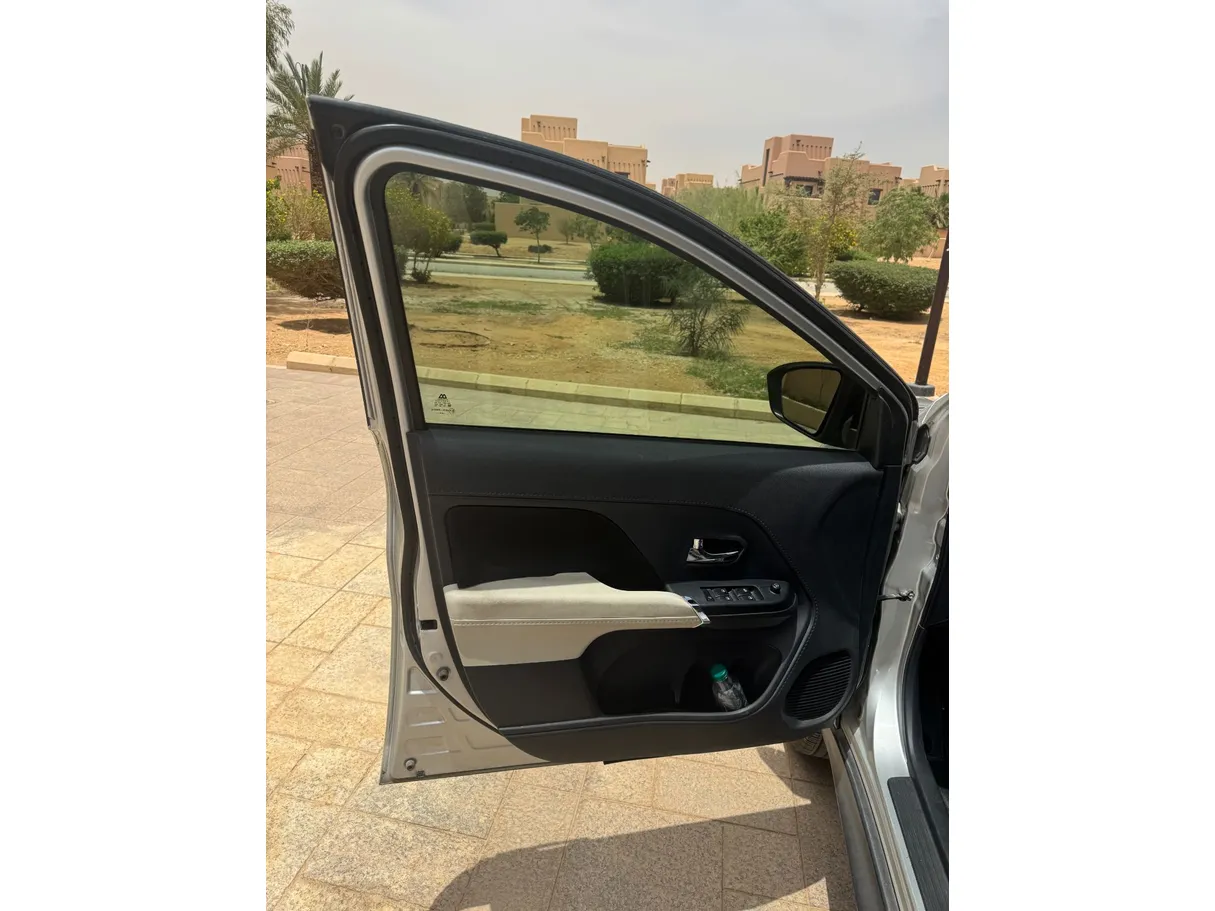 Car image 10