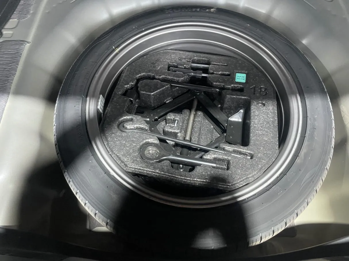 Car image 24