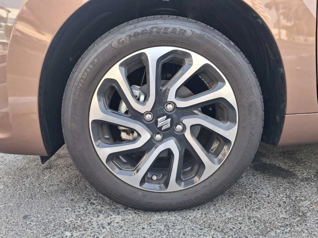 Car image 9