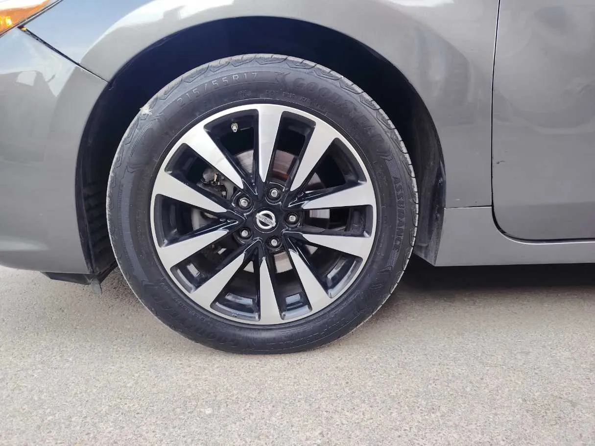 Car image 9
