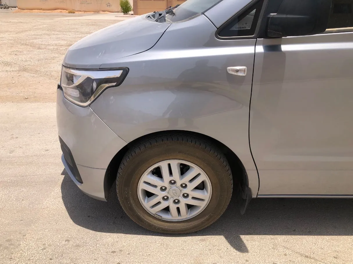 Car image 9