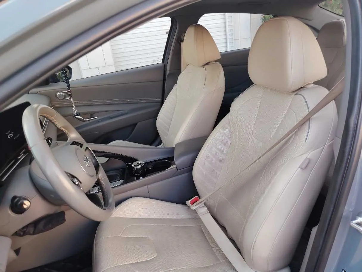 Car image 13
