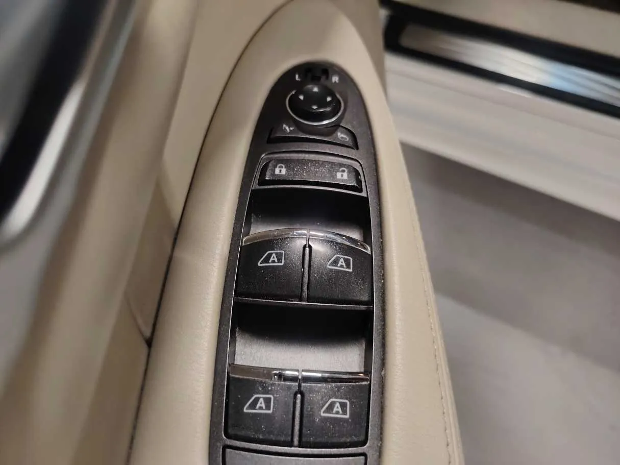 Car image 29