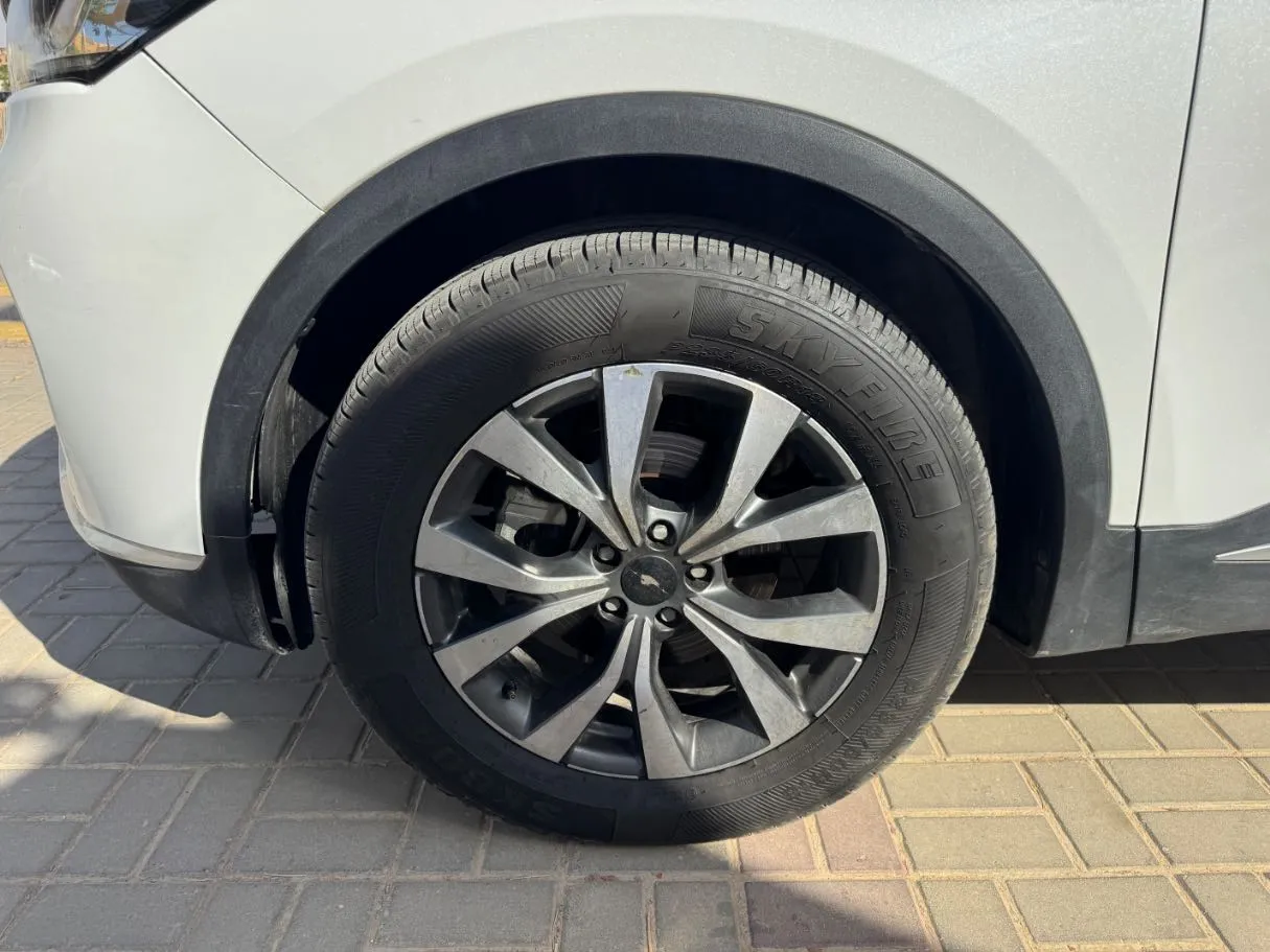 Car image 9