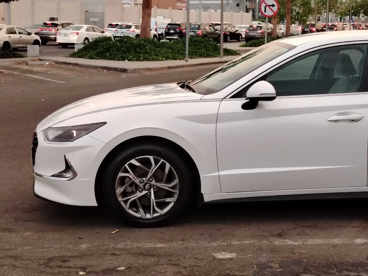 Car image 9
