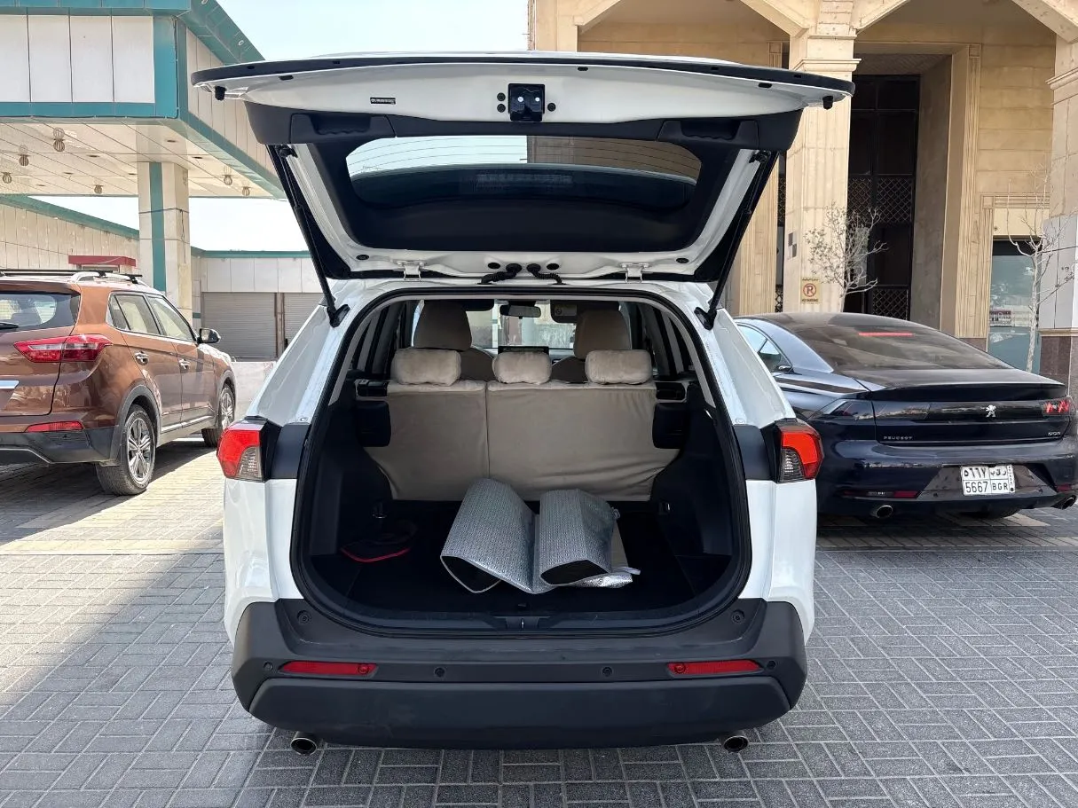 Car image 24