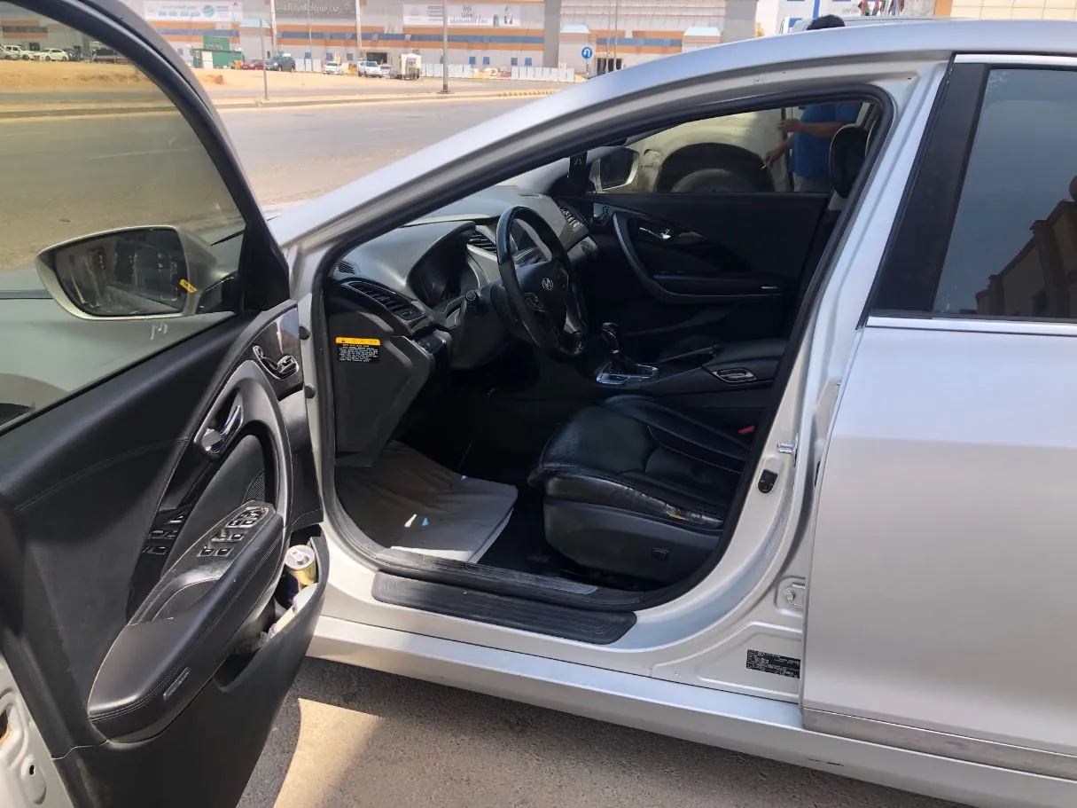 Car image 11