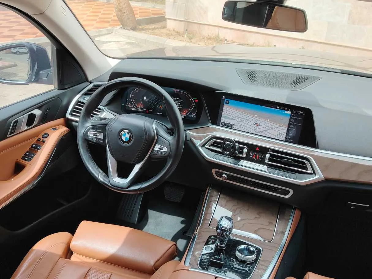 Car image 24